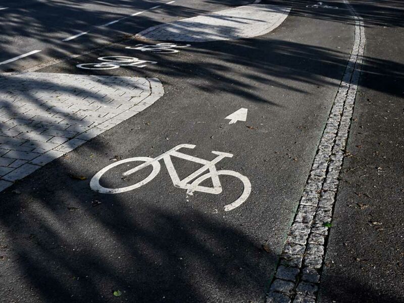 Symbolbild eines Fahrradzeichens auf einem Radweg
